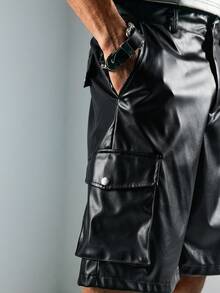 ROMWE MEN Street Life Męskie szorty casualowe ze skóry PU w jednolitym kolorze z kieszeniami ukośnymi - Czarne - Zobacz 2
