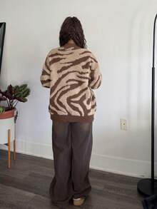 Tyla Gomez كارديجان كتف متدلي بطباعة جرافيك، كارديجان سيدات في أواخر الخريف، كاجوال بياقة v وأزرار كتف متدلي، قياس منتظم باللون البني، كارديجان سيدات، ملابس يومية كاجوال فضفاضة، بلوزات بأكمام طويلة - بني - مشاهدة 2