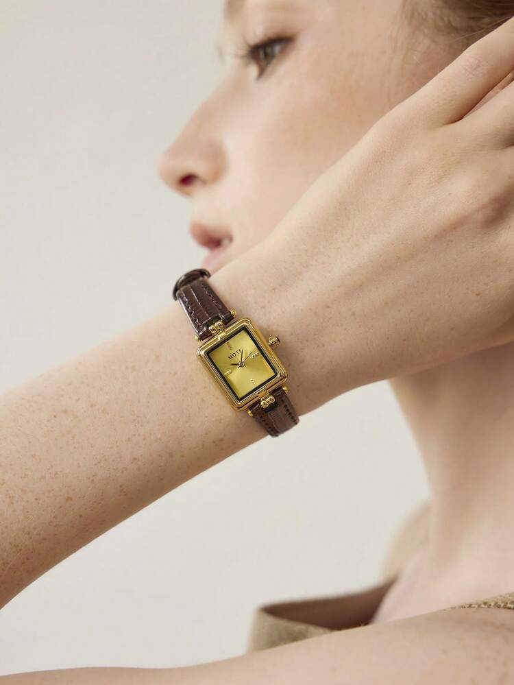 SQUARE GOLD LIZARD TEXTURE BELT WATCH