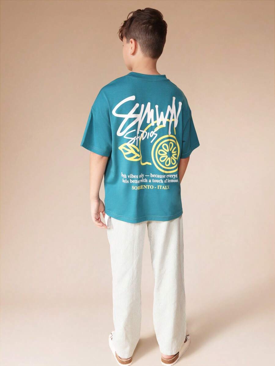 SUMWON 青色涂鸦印花T恤搭配条纹直筒裤套装，适合夏季休闲度假 - 綠色 - 查看 1