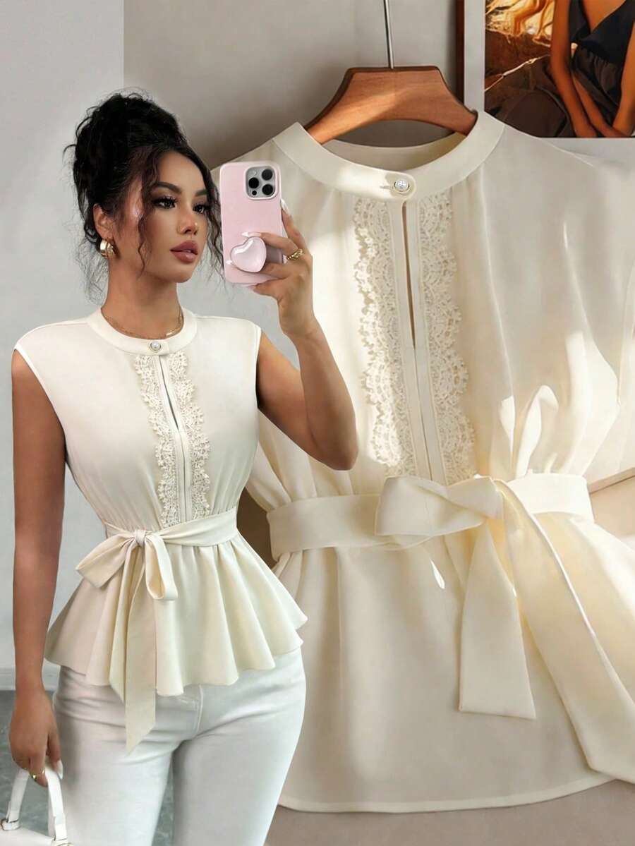 GlowEve Áo kiểu nữ thanh lịch, sang trọng, dáng thường ngày, cổ tròn, cài khuy ngọc trai phía trước, xẻ tà, viền hoa, vai thường, vạt bèo nhún, hàng mới về Xuân/Hè 2026. - Màu be - Xem 1