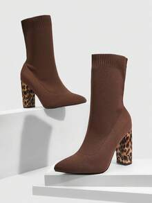 Daringsoles 尖头粗跟高跟套脚弹力黑色针织紧身袜靴，舒适性感豹纹弹力踝靴（女款） - 深棕色 - 查看 2