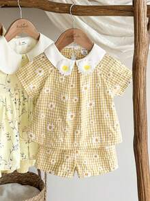 SHEIN Vintaside Kids 2件套女婴幼儿新生儿春夏优雅公主风白色和黄色彼得潘领雏菊格纹荷叶边衬衫+短裤套装 - 黃色 - 查看 4