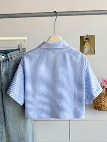Elamini Áo sơ mi ngắn tay dáng rộng kẻ sọc xanh dương thêu nơ cho nữ, áo crop top kẻ sọc xanh dương, áo crop top cho nữ, áo màu xanh nhạt, áo mùa hè cho nữ, áo thường ngày cho nữ, áo dễ thương, áo cá tính cho nữ - Xanh và trắng - Xem 2
