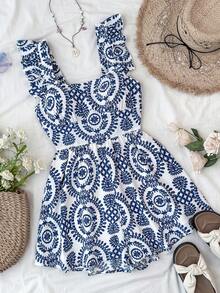 SHEIN 少女蓝白复古印花方领无袖荷叶边连体裤，露背蝴蝶镂空连体衣，适合度假、节日、午餐、音乐节等场合。 - 藍白色 - 查看 1