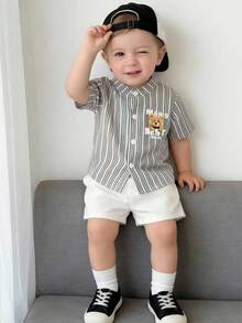 SHEIN Playful Pals 2件套婴幼儿服装，男女宝宝通用，适合6个月至3岁，黑白条纹小熊印花短袖上衣+松紧腰纯白色短裤，休闲夏季套装 - 黑色 - 查看 1