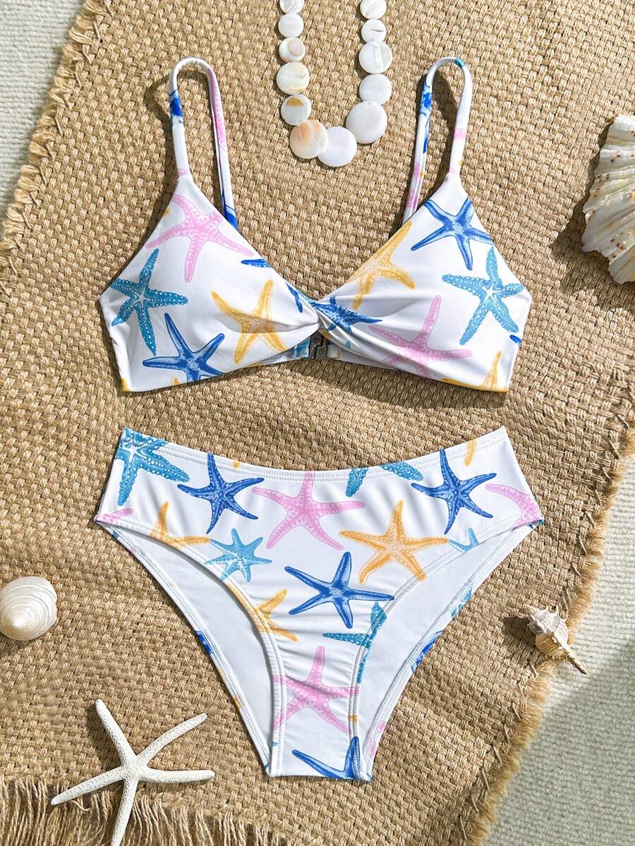 SHEIN Conjunto de bikini para niñas preadolescentes, estampado aleatorio y tela con textura acanalada, tirantes de espagueti, frente con nudo, espalda abierta, Bottom de corte alto, para vacaciones de verano - Multicolor - Ver 1