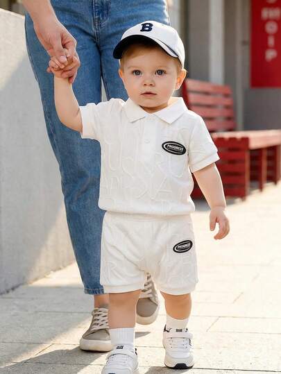 2 st/set för småbarnspojkar, casual, minimalistisk, mode, sportig stil, bokstavsmönster, pikékrage, halvslå, kortärmad t-shirt och shorts, set med spädbarns- och småbarnskläder, spädbarns- och småbarnskläder, spädbarns- och småbarnskläder, kortärmade shorts för spädbarn och småbarn, pikétröja för spädbarn och småbarn, set med babypojkar, grundläggande, mångsidig, trendig, casual, minimalistisk, universitetsstil, 6M-3T