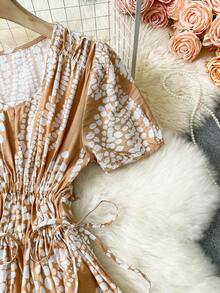 Airaco 女士V领短袖收腰喇叭连衣裙，白色抽象叶子印花，优雅百搭，适合休闲外出、度假、通勤、办公等各种场合，面料柔软舒适，可机洗。 - 卡其色 - 查看 7