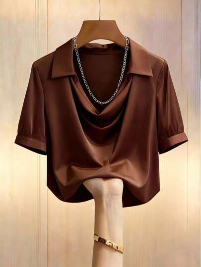 Franclia 女士法式简约时尚梭织面料衬衫，纯色棕色，搭配精致香槟色缎面，Polo领，缎面短袖，适合工作通勤和日常穿着。新款女士衬衫，优雅女士衬衫，女士休闲衬衫，女士休闲上衣，女士休闲装。