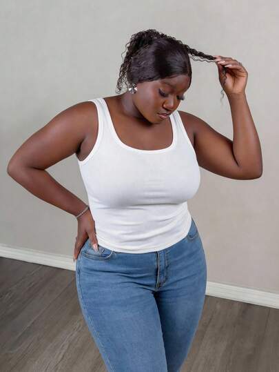 CurvyTilda 休闲基本款深 U 领窄罗纹女式加大码常规背心，白色，无袖，罗纹纹理，侧面有折叠和褶皱细节