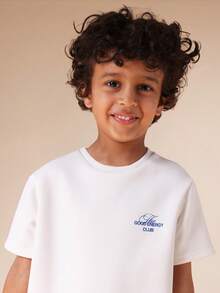 SUMWON Ensemble coordonné d'été pour garçons avec t-shirt graphique oversize "Good Energy Club" et pantalon de jogging. Top blanc à col ras-du-cou et manches courtes, bas bleu. Tenue décontractée pour les vacances - Multicolore - Voir 5