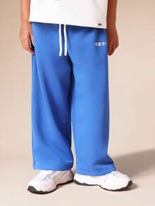 SUMWON Ensemble coordonné d'été pour garçons avec t-shirt graphique oversize "Good Energy Club" et pantalon de jogging. Top blanc à col ras-du-cou et manches courtes, bas bleu. Tenue décontractée pour les vacances - Multicolore - Voir 4