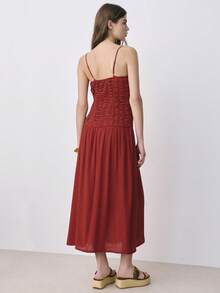 Nöista Đầm midi màu đỏ với phần thân trên ôm sát xếp ly, dây đeo mảnh tinh tế và chân váy xòe bồng bềnh tạo nên dáng vẻ mềm mại, nữ tính. Nhẹ nhàng và thoáng khí, hoàn hảo cho mùa hè và mùa xuân. Lý tưởng cho trang phục lễ Phục sinh, trang phục dự tiệc, trang phục dự đám cưới, trang phục đi nghỉ mát và trang phục thanh lịch từ ban ngày đến ban đêm. - Rỉ Nâu - Xem 11