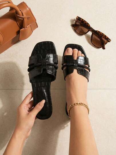 Sandalia plana, planta cuadrada, herraje  sandalia elegante, sandalia casual, sandalia de moda, calzado femenino, sandalia cómoda, sandalia urbana, sandalia minimalista, sandalia con adorno.