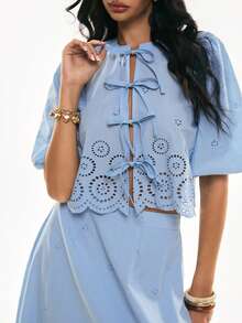 Poéselle 女士浅蓝色100%纯棉镂空刺绣衬衫，泡泡袖蝴蝶结前襟，可爱夏季上衣，优雅女士衬衫，休闲女士衬衫，外出上衣，度假女士上衣，沙滩女士上衣，春夏款 - 藍色 - 查看 7