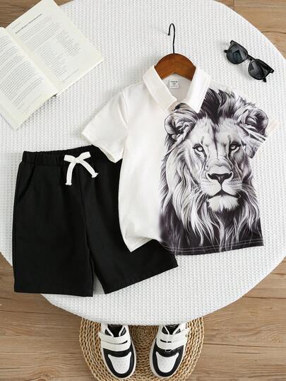 两件套男童狮子卡通印花Polo衫+黑色短裤套装，休闲舒适，百搭，适合日常穿着、外出、户外活动、度假、海滩度假、夏季、春夏穿着。