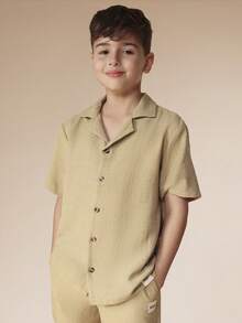 SUMWON Conjunto de 2 piezas de camisa abotonada con textura de lino y pantalones rectos a juego para niños, conjunto de vacaciones de verano casual - Verde - Ver 3