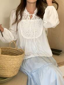 DAZY 女士圆领荷叶边蕾丝拼接系带长袖优雅衬衫，度假风 - 白色 - 查看 4