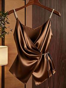 Franclia 纯色缎面V领缎面裹身系带珍珠吊带背心，适合夏季穿着、夏季度假穿着、夏季上衣、女士情人节服装、情人节、派对上衣、女士优雅上衣、女士度假服装、闪亮上衣、女士优雅背心、女士狂欢节服装、女士沙滩装、女士度假服装、无袖上衣。 - 棕色 - 查看 8