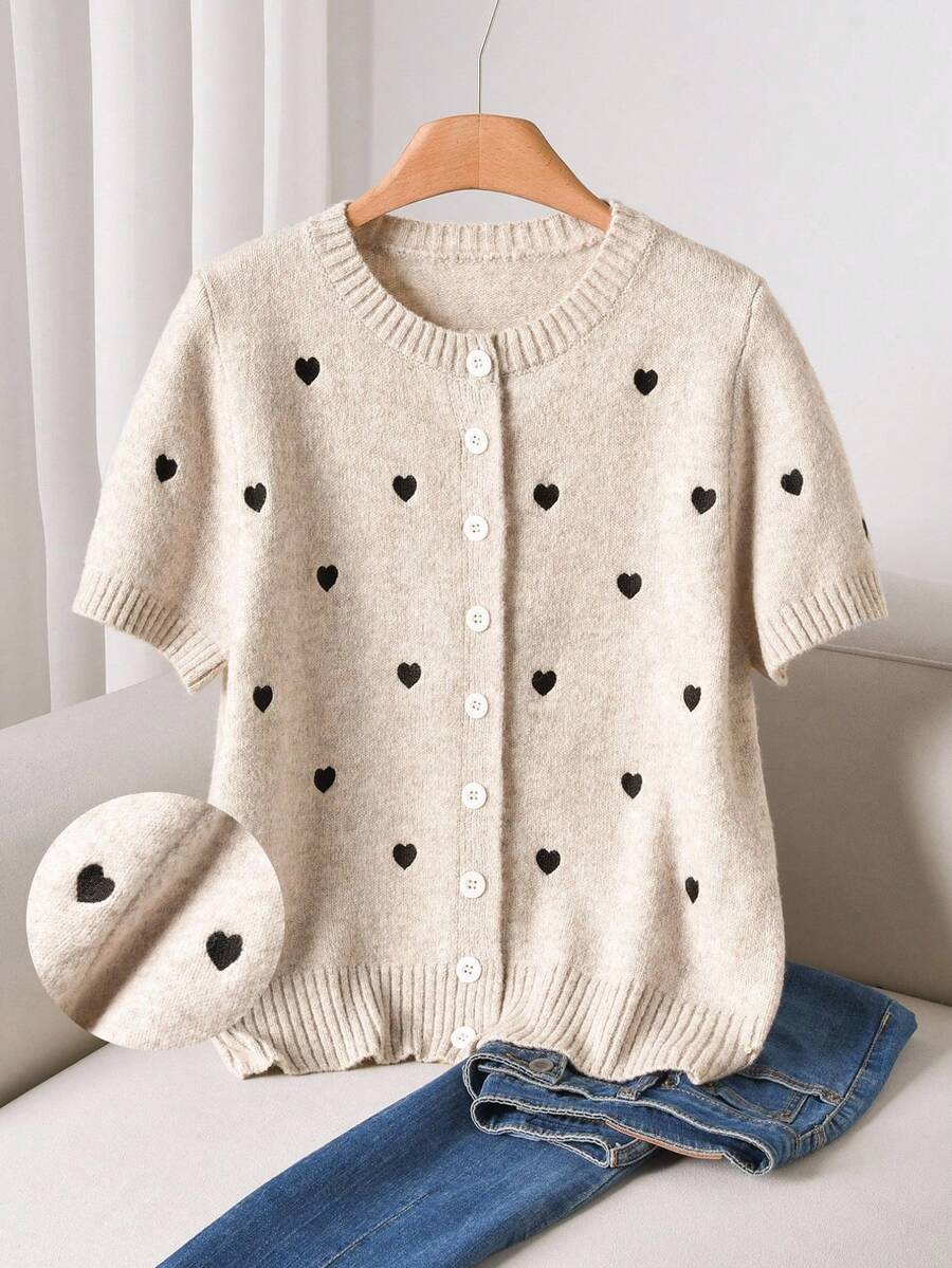 CosyJoli Áo khoác cardigan dệt kim dáng rộng tay ngắn cổ tròn cài một hàng khuy dành cho nữ, thêu hình trái tim, kiểu dáng thường ngày. - Màu be - Xem 1