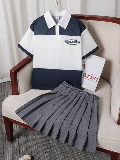 SHEIN Detta är ett set bestående av två artiklar: en kortärmad pikétröja med löst sittande band och randig design för flickor och en veckad kjol med resår i midjan – perfekt för flickor att bära under sina dagliga fritidsaktiviteter eller sportaktiviteter under sommaren.
