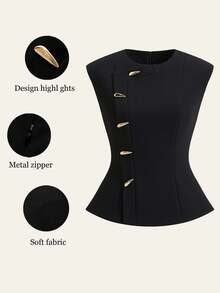 GlowEve CURVE بلوزر أنيق بياقة مستديرة بدون أكمام، قصة غير متماثلة مع أزرار، تصميم بسيط للمقاسات الكبيرة - الأسود - مشاهدة 1