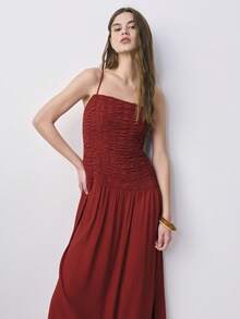 Nöista Đầm midi màu đỏ với phần thân trên ôm sát xếp ly, dây đeo mảnh tinh tế và chân váy xòe bồng bềnh tạo nên dáng vẻ mềm mại, nữ tính. Nhẹ nhàng và thoáng khí, hoàn hảo cho mùa hè và mùa xuân. Lý tưởng cho trang phục lễ Phục sinh, trang phục dự tiệc, trang phục dự đám cưới, trang phục đi nghỉ mát và trang phục thanh lịch từ ban ngày đến ban đêm. - Rỉ Nâu - Xem 7