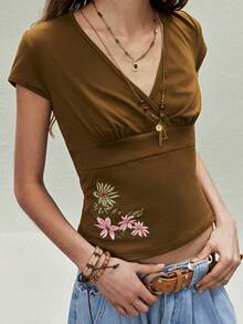 SoleilVie 【中式刺绣】绿色V领修身T恤，女士款 | 夏季弹力针织上衣，立体花卉装饰 – 收腰短袖 - 綠色 - 查看 1