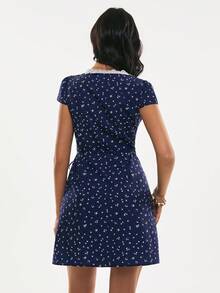 Poéselle 女士V领蕾丝拼接腰带花卉优雅收腰迷你连衣裙，适合约会和派对穿着 - 藍色 - 查看 10