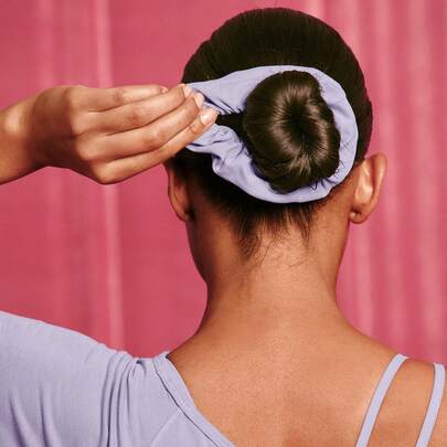 GLOWMODE Scrunchie FeatherFit™ Stash Loop, macio, elástico e com tecnologia antitranspirante, bolso com zíper, logo refletivo grande, ideal para academia, treino, ioga e uso diário.