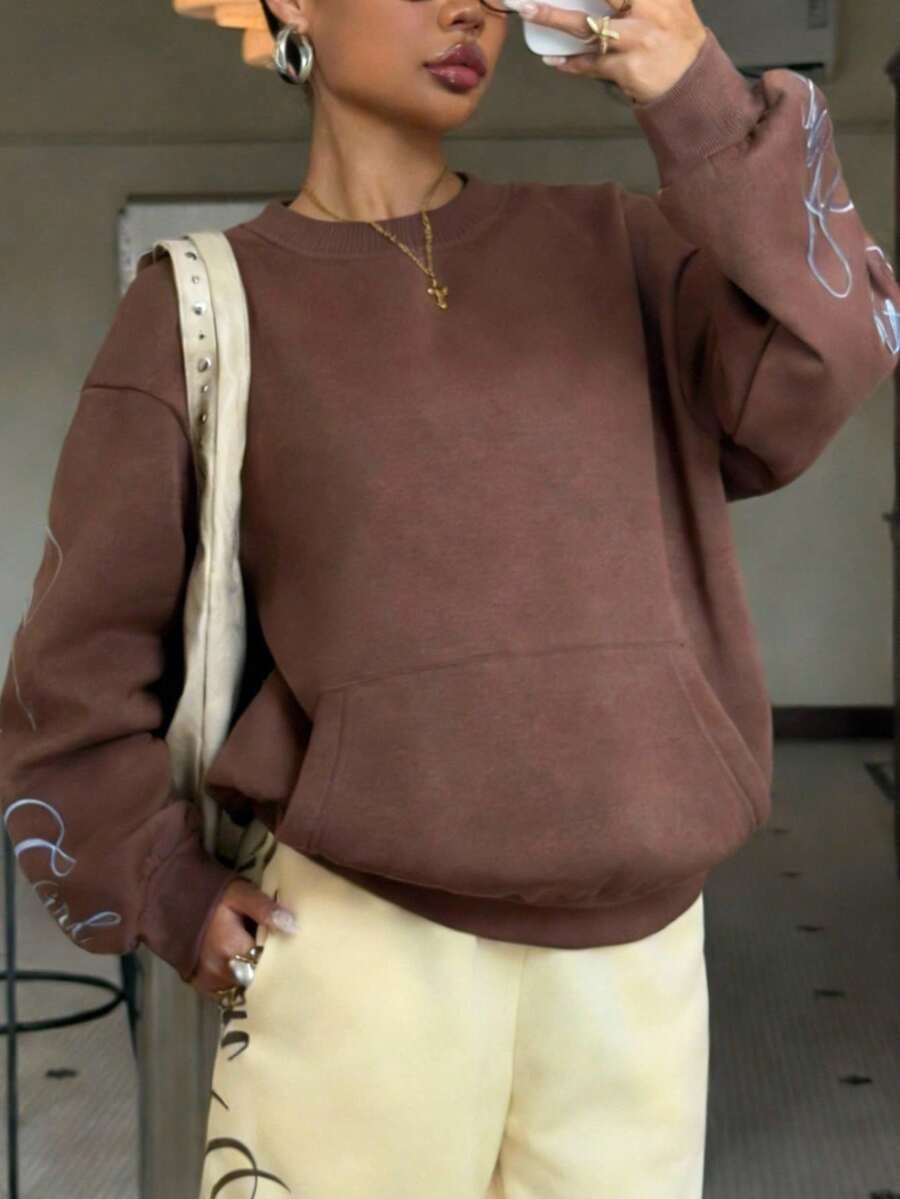 SHEIN EZwear Áo sweatshirt nữ dáng rộng, in chữ, vai rớt, túi kangaroo, cổ tròn, thời trang thường ngày, phong cách đường phố, thích hợp đi làm. - Cà phê nâu - Xem 1
