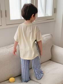 Bộ đồ ngủ cho bé trai gồm áo thun rộng rãi in khẩu hiệu và quần kẻ caro, thích hợp cho mùa xuân, hè và thu. - Màu be - Xem 7