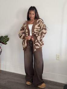 Tyla Gomez كارديجان كتف متدلي بطباعة جرافيك، كارديجان سيدات في أواخر الخريف، كاجوال بياقة v وأزرار كتف متدلي، قياس منتظم باللون البني، كارديجان سيدات، ملابس يومية كاجوال فضفاضة، بلوزات بأكمام طويلة - بني - مشاهدة 3