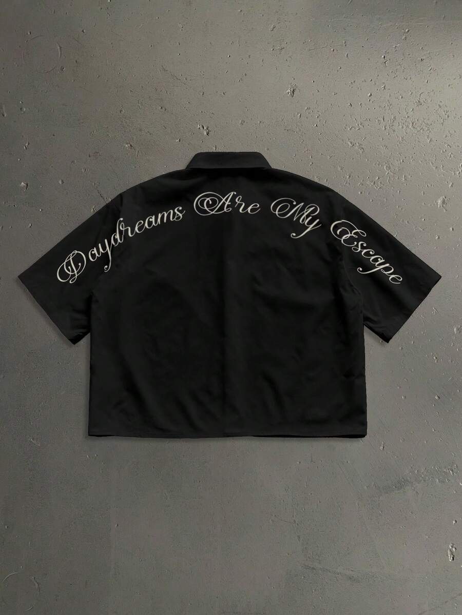 Manfinity Roghcode 标志性印花超大款短袖衬衫，休闲时尚，短款设计，约会聚会必备，情侣送给男友的礼物 - 黑色 - 查看 1