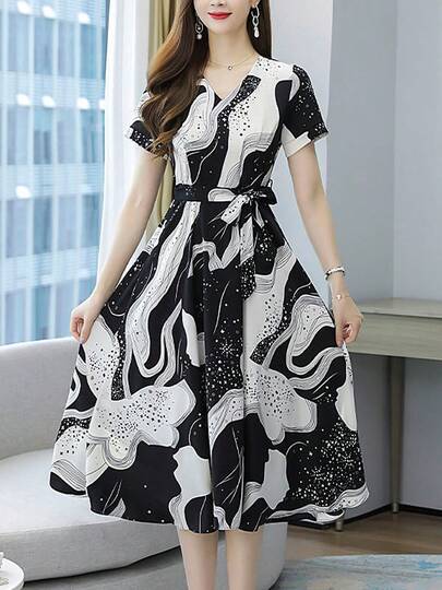 Vestido mediano y largo de mujer Vestido midi de manga corta con cuello en V, con un sutil brillo y detalles de pedrería, con estampado floral en tonos difuminados. Diseño con cinturón para realzar la silueta. Elegante vestido para mujer de talla grande.