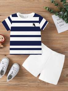 Bộ đồ 2 món phong cách polo tối giản thời trang cho bé trai, gồm áo thun cổ tròn tay ngắn in logo ngựa polo và sọc, kết hợp với quần short, thích hợp cho các hoạt động ngoài trời mùa hè. - Nhiều màu - Xem 3