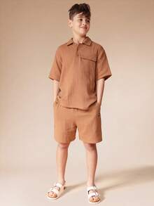 SUMWON 青少年双层布 Polo 衫和配套短裤夏季套装，翻领设计，胸前口袋细节，休闲度假风 - 棕色 - 查看 1