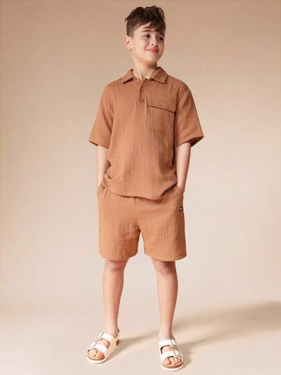  SUMWON 青少年双层布 Polo 衫和配套短裤夏季套装，翻领设计，胸前口袋细节，休闲度假风