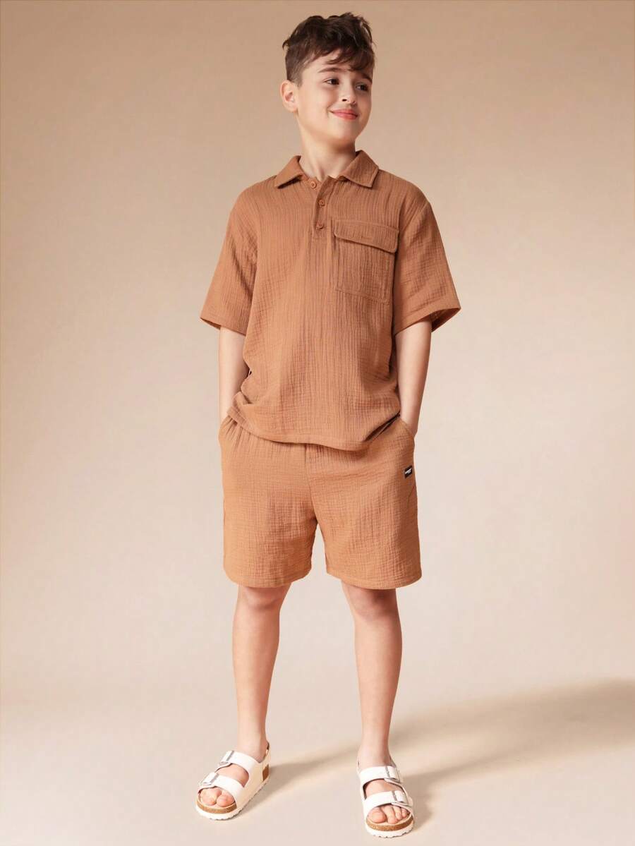 SUMWON 青少年双层布 Polo 衫和配套短裤夏季套装，翻领设计，胸前口袋细节，休闲度假风 - 棕色 - 查看 1