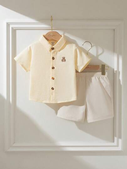 Souflis Souflis 两件套法式浅黄色短袖polo衫，饰有精致小熊刺绣图案，搭配卡其色短裤，适合幼儿男童的绅士套装，可用于用餐、派对、生日等场合。