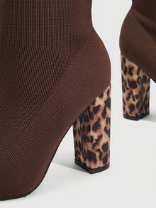 Daringsoles 尖头粗跟高跟套脚弹力黑色针织紧身袜靴，舒适性感豹纹弹力踝靴（女款） - 深棕色 - 查看 5
