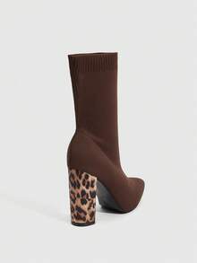 Daringsoles 尖头粗跟高跟套脚弹力黑色针织紧身袜靴，舒适性感豹纹弹力踝靴（女款） - 深棕色 - 查看 3