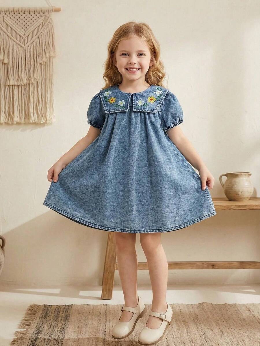 SHEIN Vintaside Kids 1 chiếc đầm denim thêu hoa cho bé gái, cổ Peter Pan, tay phồng, dáng chữ A, kiểu dáng vintage thanh lịch, ngắn, thích hợp cho những buổi đi chơi hàng ngày hoặc du lịch mùa hè. - Rửa tối - Xem 1