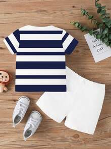 Bộ đồ 2 món phong cách polo tối giản thời trang cho bé trai, gồm áo thun cổ tròn tay ngắn in logo ngựa polo và sọc, kết hợp với quần short, thích hợp cho các hoạt động ngoài trời mùa hè. - Nhiều màu - Xem 2