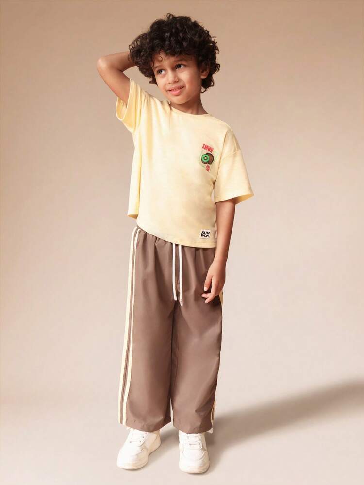 Completo composto da t-shirt oversize e pantaloni a gamba larga con stampa di frutta