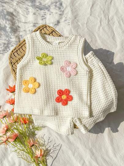 SHEIN Vintaside Kids Baby Girl Two-Pieces Summer Beige Teak Floral Jacquard Round-Neck Tank Top And Shorts Set, It Suitable For Daily Outings, Picnics, Home Relaxation, Commuting To School