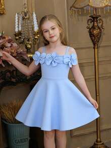 SHEIN Đầm công chúa thanh lịch màu xanh nhạt trễ vai dành cho bé gái, được làm từ chất liệu vải dệt tinh tế, mềm mại và thân thiện với da, trang trí bằng họa tiết hoa 3D ở đường viền cổ, thiết kế trễ vai tôn lên đường viền vai và cổ, eo được chiết eo tạo dáng ôm sát, kiểu dáng chữ A, thon gọn và thanh lịch, chất liệu nhẹ phù hợp cho mùa xuân/hè, lý tưởng cho các buổi biểu diễn piano, tiệc sinh nhật, ngày lễ và các dịp khác, đầm màu xanh được bán lẻ. - Màu xanh lam - Xem 2