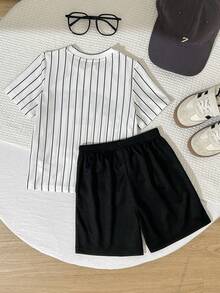 SHEIN 2件套男童休闲时尚街头宽松字母条纹印花圆领短袖T恤和纯色针织短裤套装，适合春夏季节、日常穿着、运动、郊游、上学、聚会、度假、拍照等场合。 - 黑與白 - 查看 2