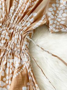 Airaco 女士V领短袖收腰喇叭连衣裙，白色抽象叶子印花，优雅百搭，适合休闲外出、度假、通勤、办公等各种场合，面料柔软舒适，可机洗。 - 卡其色 - 查看 6